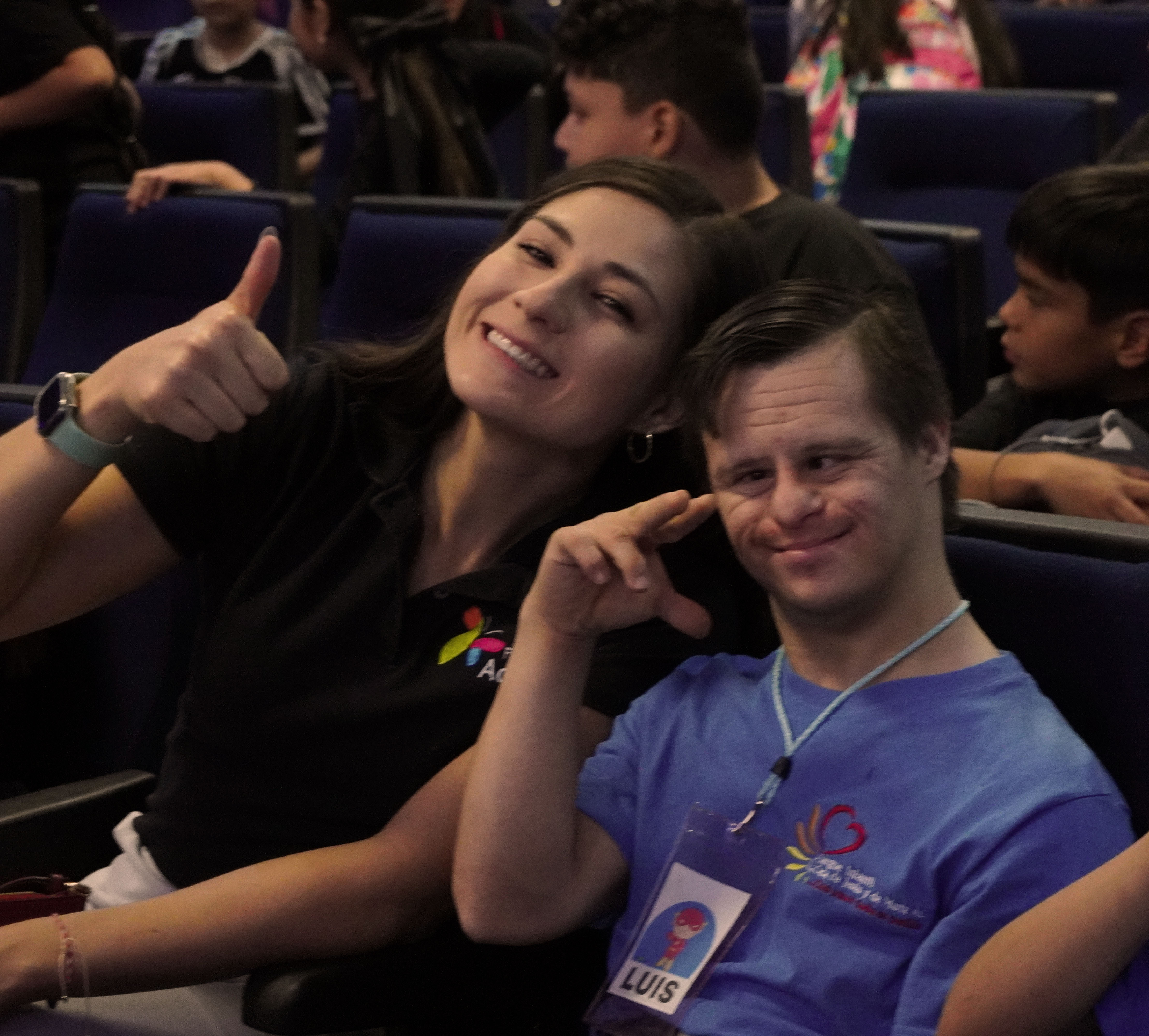 Voluntaria de Adaimar con beneficiario Luis en evento