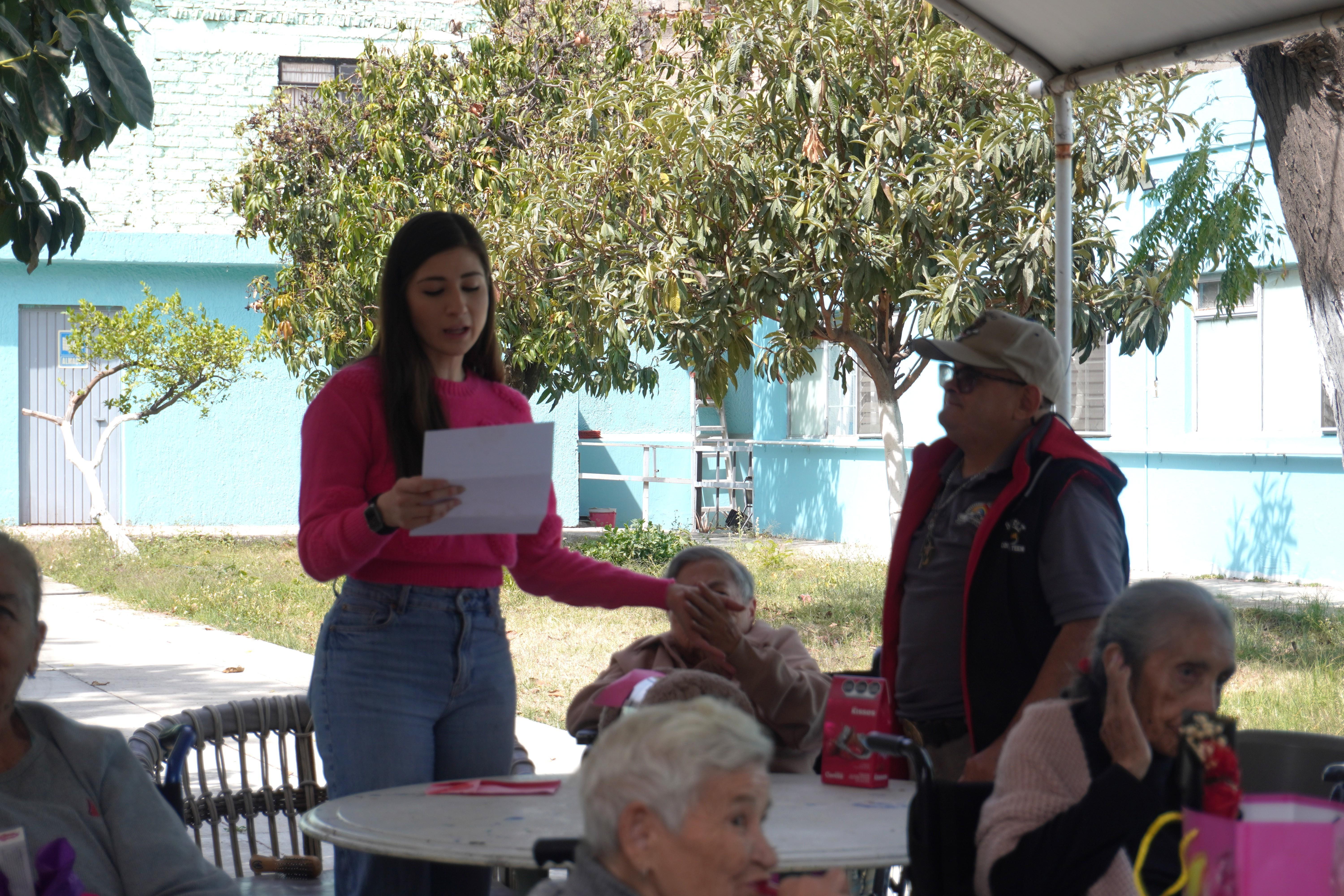 Voluntaria leyendo a adultos mayores