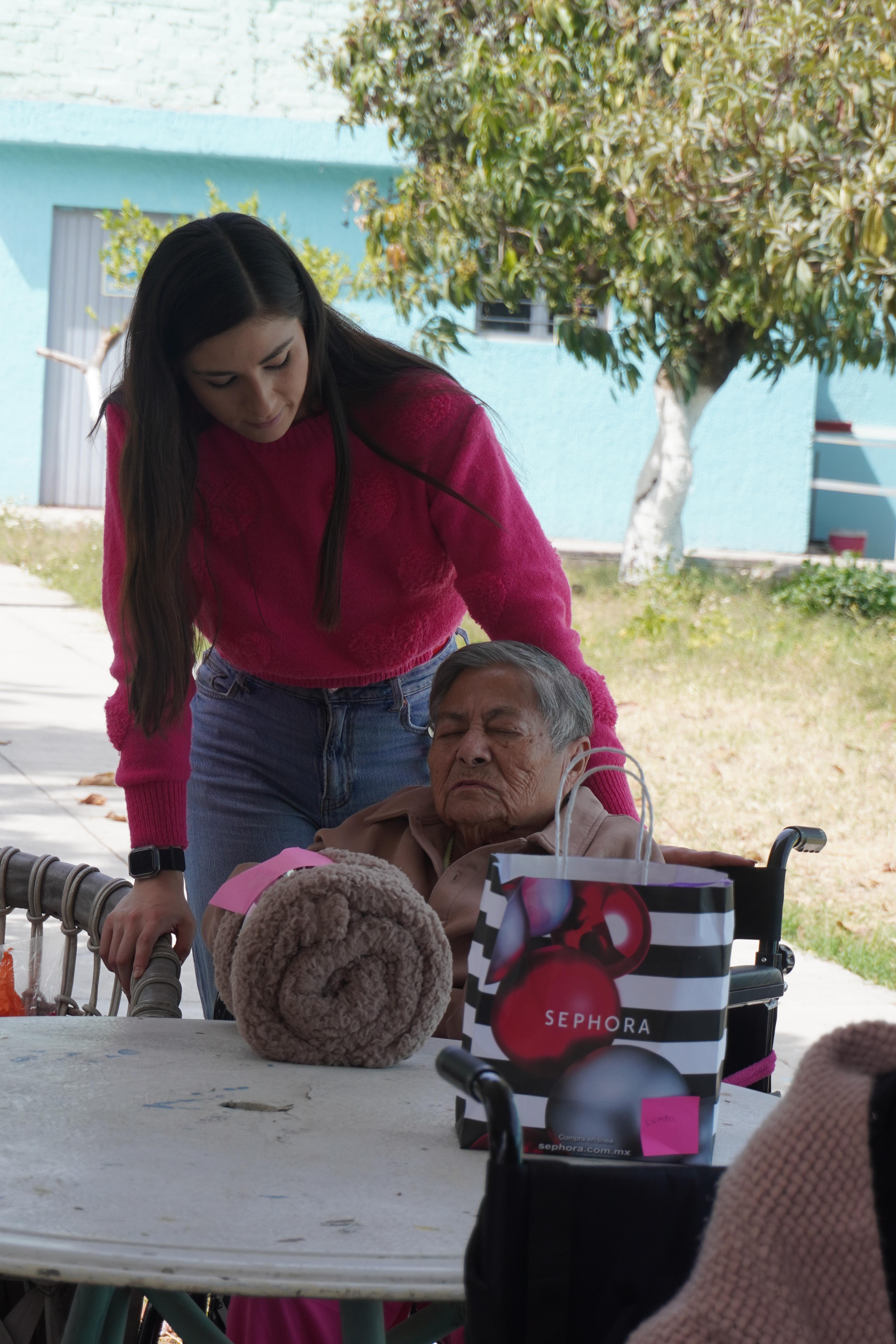 Voluntaria con abuelita en asilo