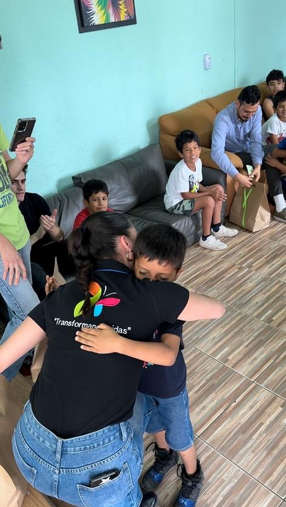 Abrazo voluntaria y niño
